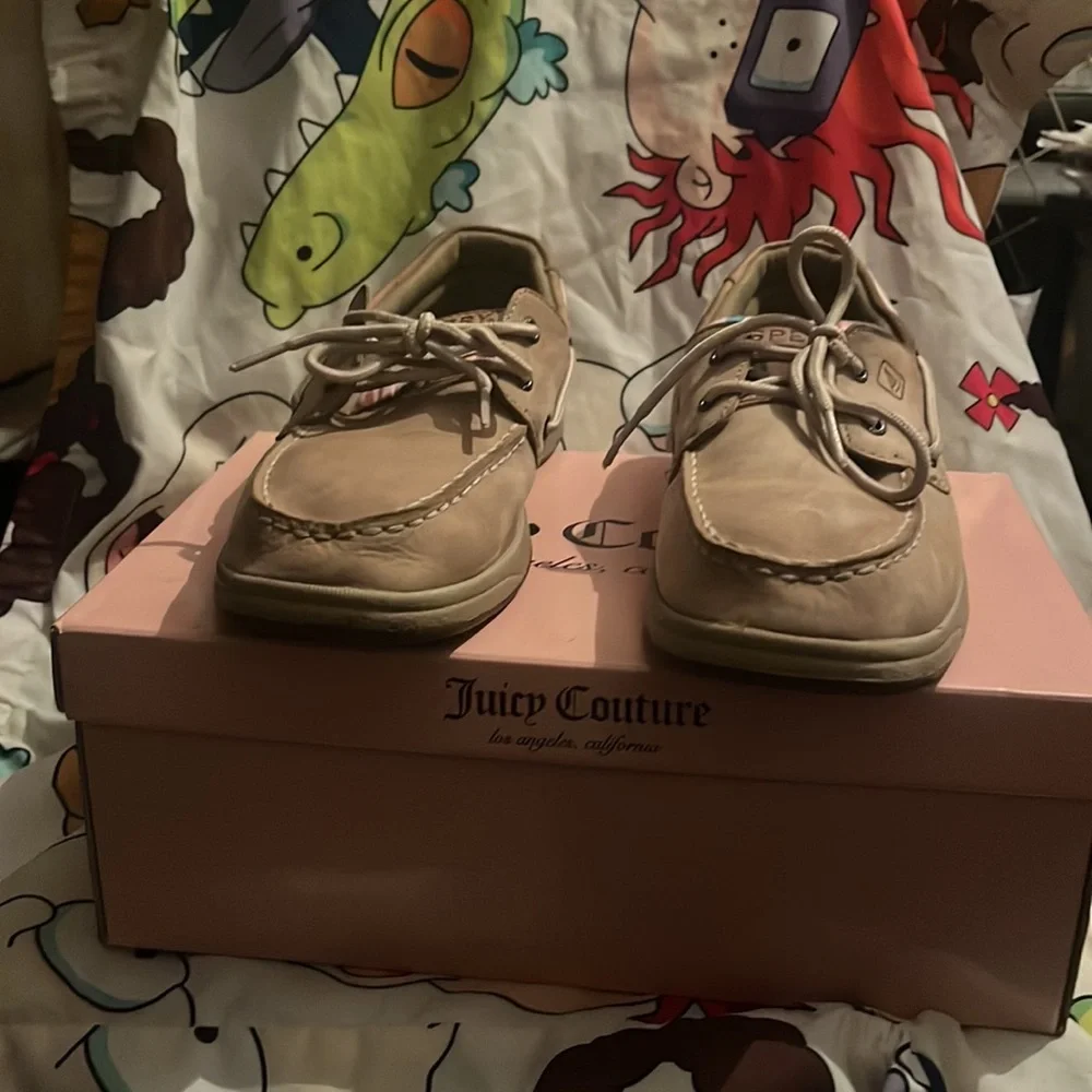 Sperry boat shoes in big kids girls. They are still in good condition